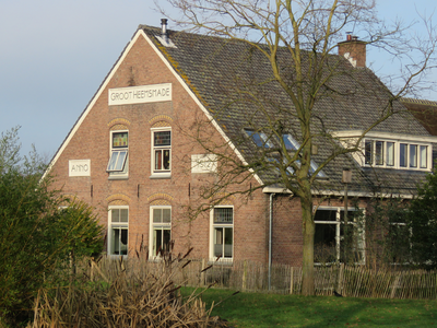 848152 Gezicht op de voor- en zijgevel van de hofstede Groot Heemsmade (anno 1912, Enghlaan 6) te Vleuten (gemeente Utrecht).